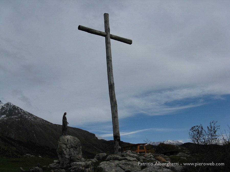 03 Croce e Madonnina alla baita Cornetto.JPG - 03 Croce e Madonnina alla baita Cornetto